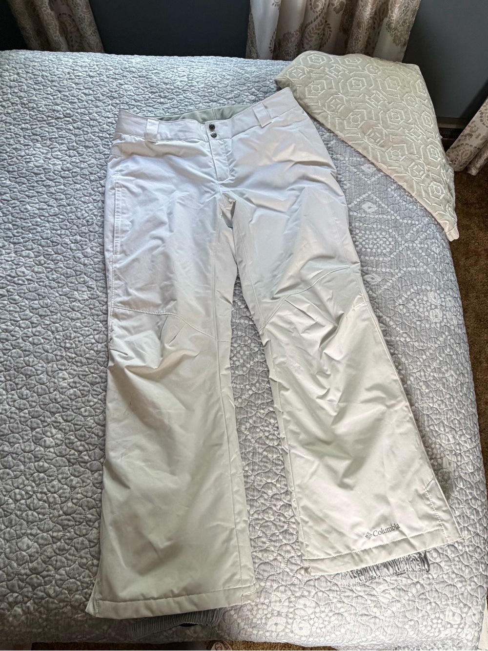 Columbia Women's White Ski/Snowboard Pants. Size large short.